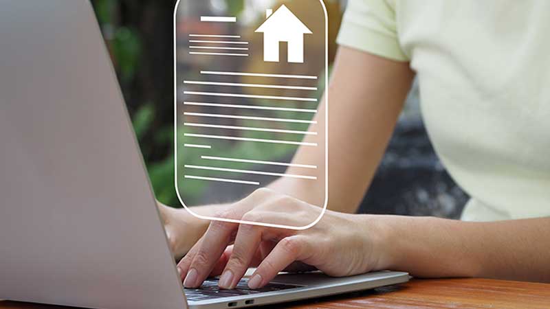 Mulher na internet a criar anúncio para vender casa